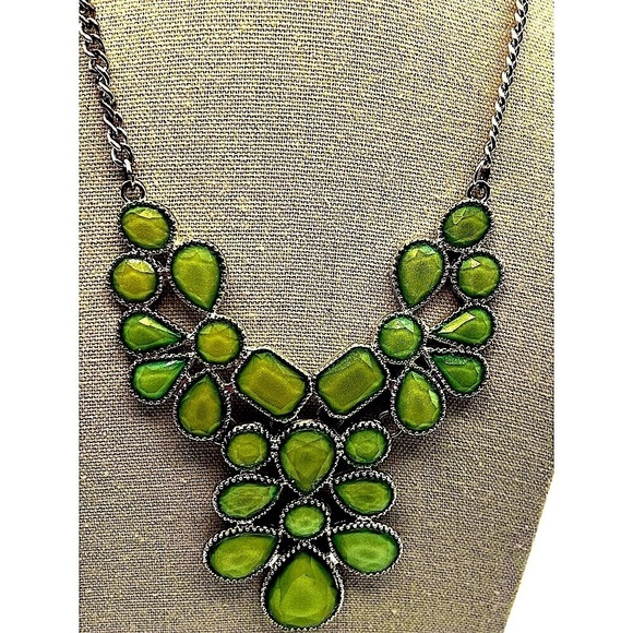 Green Faux Gemstone Statement Necklace & Matching Beaded Bracelet - Picture 3 of 7